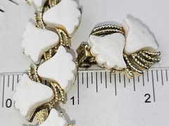 Vintage White Thermoset Lucite Flower 7″ Bracelet Clip Earring Set Gold Tone