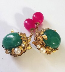 MIRIAM HASKELL 50’S GILT BRASS DANGLE EARRINGS: JADE & RUBY PÂTÉS DE VERRE BEADS