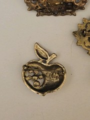 5 Brooches Vintage One Signed AAi
