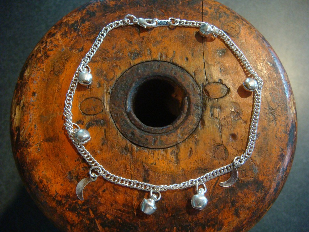 VINTAGE 18K WHITE GOLD PLATED MOON AND BELLS DANGLE BRACELET 9″