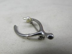 Vintage Sterling Silver & White Pearl Wishbone Shaped Brooch 1 1/8 x 3/8″ #627