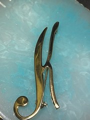 VINTAGE YELLOW GOLD PLATED LETTER K BROOCH 2.25”