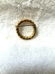 Vintage Pin/Brooch Gold Metal Wreath With Pearls 1 1/8″ x 1 1/8″