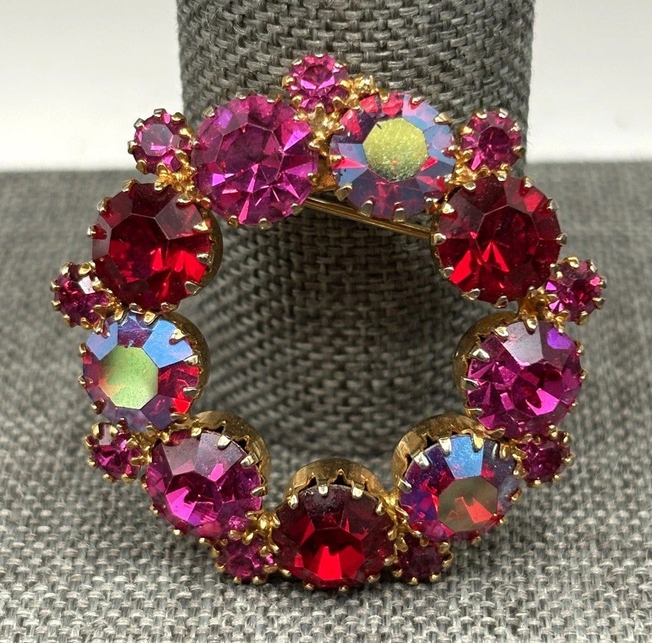 Vintage Red Pink Magenta Crystal Rhinestone Wreath Brooch Pin Gold Tone