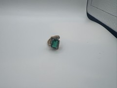 Vintage Size 6 3/4- 7 Gold Color Ring With Lots Of Gems With Emerald Estate