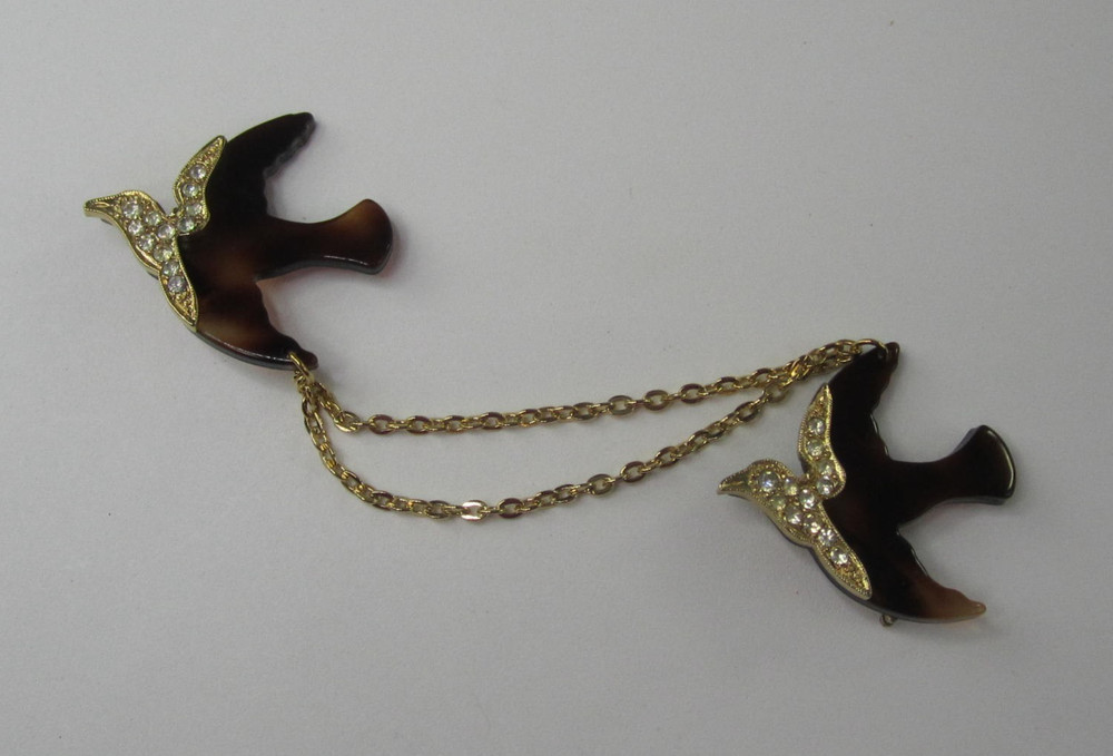 Double Dove Bird Brooch Vintage Rhinestone Pin Tortoise Shell Gold Tone Chains