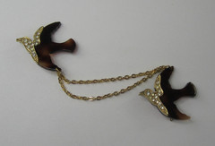 Double Dove Bird Brooch Vintage Rhinestone Pin Tortoise Shell Gold Tone Chains