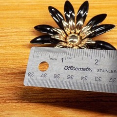 Vintage Sarah Coventry Flower Brooch Black Enamel Gold Tone Metal Big 3-1/8″