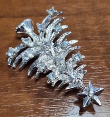 Vintage 90’s Silver Tone Aurora Borealis Rhinestone Christmas Tree Pin / Brooch
