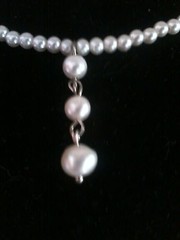Faux pearl choker with 3 pearl hanging center. alloy metal