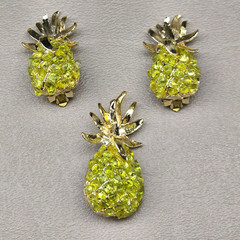 Vintage Rhinestone Brooch Earrings Set Pineapple Clip On Gold Tone Green