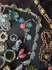 Vintage Jewelry Scrap Lot Repair Craft Harvest Rhinestone Beads Brooches 50+