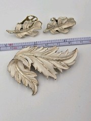 Vintage Brooch Earrings Clip-on Set White Enamel Silver Tone Leaf