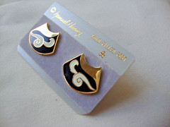 VINTAGE SAMUEL HUANG SIGNED DESIGNER CLOISONNE CLOUD FAN BLACK & WHITE EARRINGS
