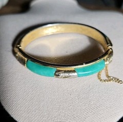 Vintage Apple Green Faux Jade Hinged Clamper Bracelet Bangle Estate find Chain