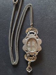 Vintage Silver Tone Filigree Locket Pendant Photo Necklace with 17 Inch Chain