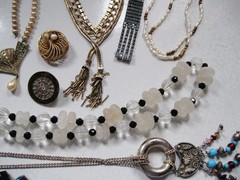 NICE LOT OF VINTAGE JEWELRY MOST TO WEAR SOME FOR REPAIR