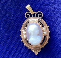 Vintage Victorian Era Pinckbeck Cameo With Seed Pearl Pendant ￼