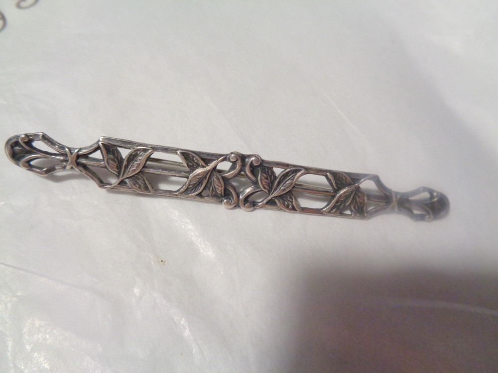 STERLING SILVER BAR PIN W, ART NOUVEAU IVY LEAF DESIGN ON TOP 3″ LONG