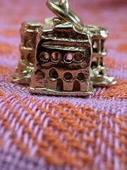 Vintage 14k Gold White House Charm USA Presidential Home Miniature Openwork
