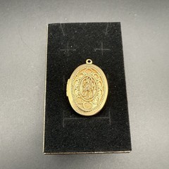 Vintage Gold Tone Locket Pendant Ornate Filigree Oval Photo Charm Mid Century