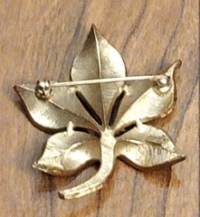 pre-owned vintage costume pin/brooch Trifari’s leaf design gold tone alloy metal