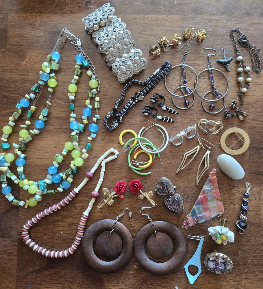 Lot of 25+ Pieces of Vintage & New Jewelry: Necklaces, Earrings, Bracelets, Etc