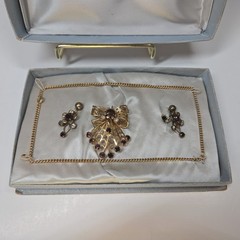 VINTAGE ANTHONY Goldtone Jewelry Set w/ Necklace & Earrings Red Stones