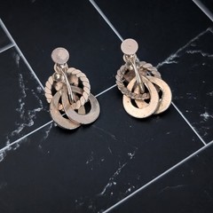 Vintage Screw On Earrings – Gold Tone Interlocking Rings 0.75″