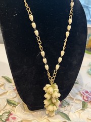 Vtg Hong Kong Gold Tone Off-White Plastic Flowers And Green Leaves Parure