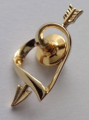 VINTAGE AVON PIN HEART AND ARROW DESIGN GOLD TONE METAL PUSH-ON BACK