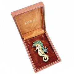 Vintage Crown Trifari Faux Pearl Rhinestone Figural Seahorse Gold Plated Brooch