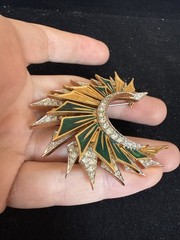 VINTAGE JOMAZ SIGNED GREEN BLUE ENAMEL GOLD TONE RHINESTONE PIN BROOCH 2.25”