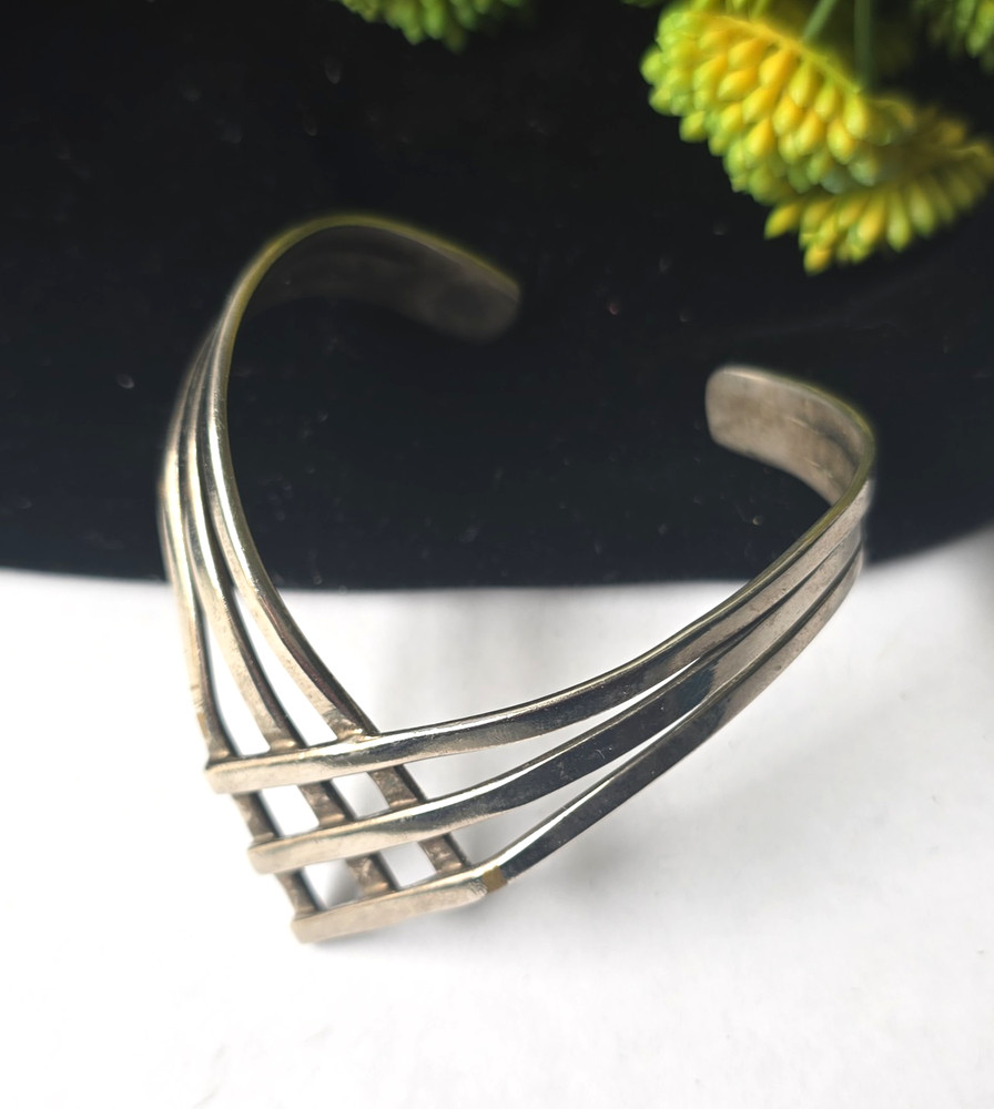 Vintage Silver Plated Metal V Shaped Cuff Bracelet 6-7″ Wrist