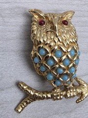 VTG Ciner Owl Brooch Goldtone Metal Faux Turquoise Bead Pin **See Description**