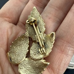 VINTAGE BRUSHED GOLD TONE LEAF LEAVES BROOCH PIN 1 3/4″ NICE