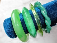 LOT OF 4 VTG ESTATE MARVELED GREEN LUCITE FLYING SUCER TWISTED BANGLE BRACELETS