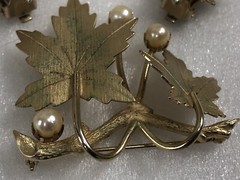 Sarah Coventry Set Brooch & Earrings Cultured Pearl Maple Leaf 7989 – Vintage