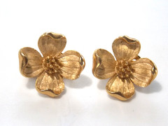 CROWN TRIFARI VTG. GOLD TONE DOGWOOD FLOWERS CLIP ON EARRINGS 1955-1969