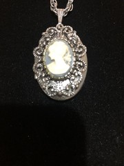VTG. STYLE SILVER TONE LEFT FACING CAMEO LOCKET NECKLACE 23″