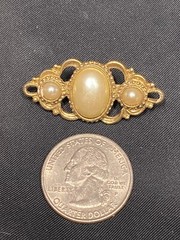 VINTAGE GOLD TONE METAL FAUX PEARL BROOCH 1.75”