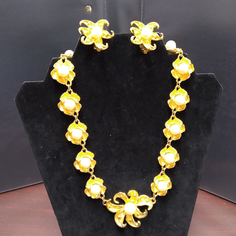 Vintage NATORI Gold Tone Faux Pearl 18 inch Flower Necklace and Earring Set