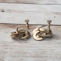 Vintage Screw On Earrings – Gold Tone Interlocking Rings 0.75″