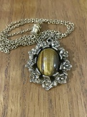 Vintage Tiger Eye Stone in Bronze Floral Motif Pendant 20” Chain Necklace Estate