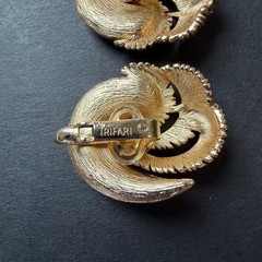 Vintage TRIFARI Crown Gold Tone Swirl Feather Leaf Clip on Earrings 1955-1969