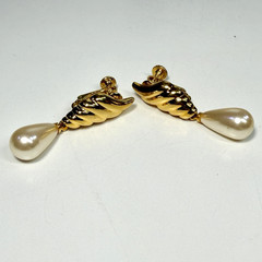 VTG Napier Gold Tone Pearl Drop Dangle Earrings Signed Screw Back Shell Twist