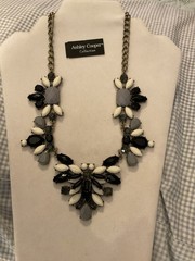Vintage Chunky Black,Grey, White Stone Fashion Necklace Gold Tone 17-20 1/2 in.