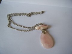 VTG Rose Quartz Teadpoop Pendant Necklace suspended from deco silver bail.