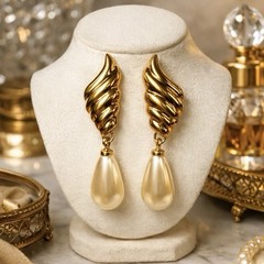 VTG Napier Gold Tone Pearl Drop Dangle Earrings Signed Screw Back Shell Twist