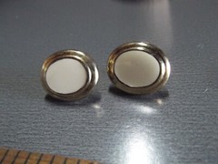 1 Pair Old .75″in Roundish Gold Tone with Tan Middle Studs